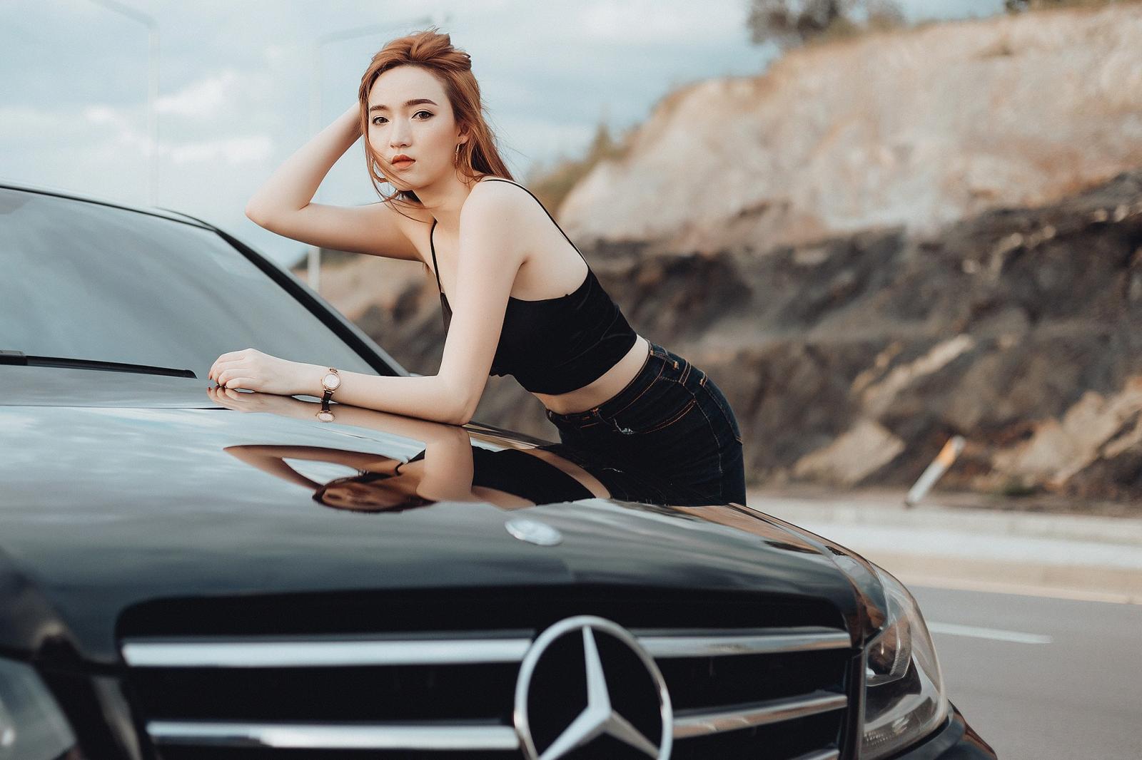 Hút hồn với những đường cong gợi cảm của người đẹp và Mercedes - CafeAuto.Vn