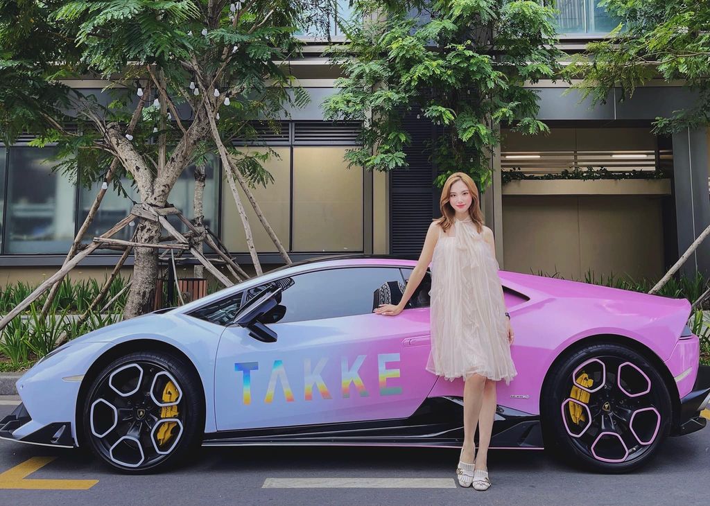 Chiếc Lamborghini Huracan màu sơn trắng hồng độc lạ của Hot Girl Hạnh Sino